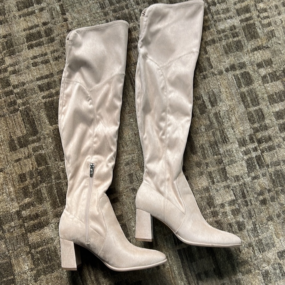 Marc Fisher size 7.5M light nude color block heel NWOT
